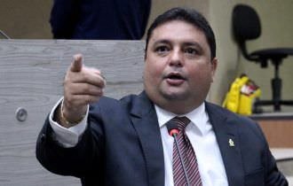 Vereador Caio André dispensa licitação e vai pagar R$ 242,5 mil em depósito