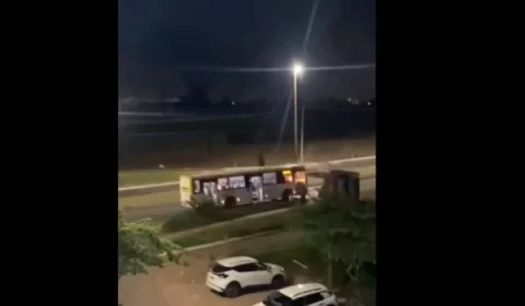 Vídeo: ônibus é incendiado em protesto contra desocupação
