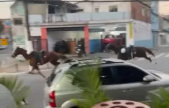 Vídeo: sargento leva coice e cavalos da PM fogem assustados por ruas