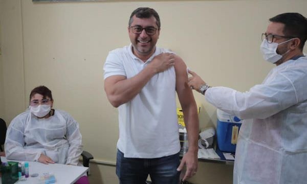Wilson Lima atualiza cartão de vacinação contra Influenza e Covid-19 e reforça convite para população se imunizar