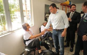 Wilson Lima entrega Caimi Ada Rodrigues Viana revitalizado à população idosa da zona oeste