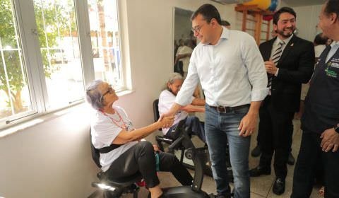 Wilson Lima entrega Caimi Ada Rodrigues Viana revitalizado à população idosa da zona oeste