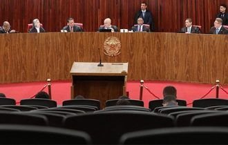 Com o placar de 3 a 1 pela inelegibilidade de Bolsonaro, TSE suspende julgamento