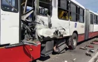 Acidente grave entre ônibus e micro-ônibus deixa feridos na Torquato Tapajós, em Manaus