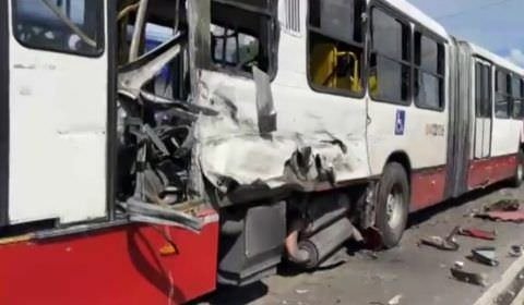 Acidente grave entre ônibus e micro-ônibus deixa feridos na Torquato Tapajós, em Manaus