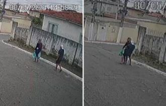 Adolescente agarra e 'encoxa' mulher