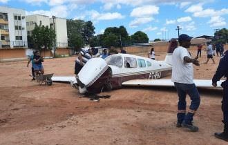 Avião de pequeno porte cai em campo de futebol