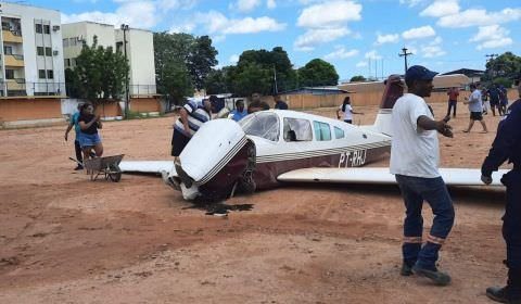 Avião de pequeno porte cai em campo de futebol