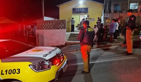 Briga de amigos após piada termina com dois baleados em bar