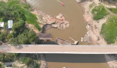 Demora para retirar escombros atrasa obras de novas pontes que caíram na BR-319, no AM