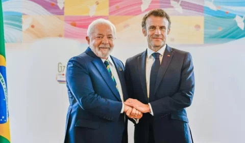 Desafeto de Bolsonaro, Macron se reúne com Lula em Paris