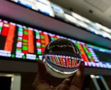 Dólar cai abaixo de R$ 5 pela 1ª vez desde 2024 em meio a falas de Trump