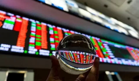 Dólar vai a R$ 4,85 com inflação abaixo do esperado nos EUA; bolsa sobe