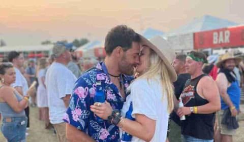 Garota sai em busca de homem misterioso que beijou durante festival e consegue encontrá-lo graças a internet