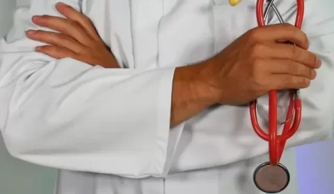 Ginecologista é preso suspeito de usar hipnose para abusar de pacientes