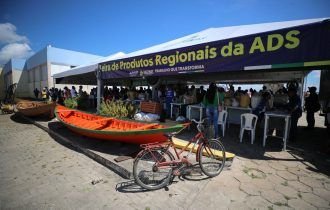 Governador Wilson Lima entrega feira de produtos regionais no porto de Parintins e libera R$ 1,8 milhão em crédito rural