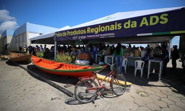 Governador Wilson Lima entrega feira de produtos regionais no porto de Parintins e libera R$ 1,8 milhão em crédito rural