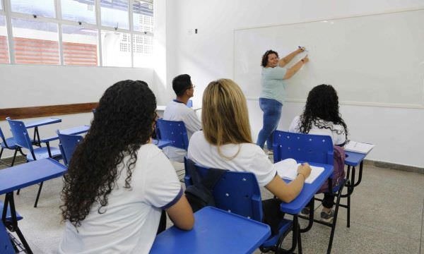 Governo do Amazonas reafirma compromisso com educadores e realiza pagamento de progressões verticais