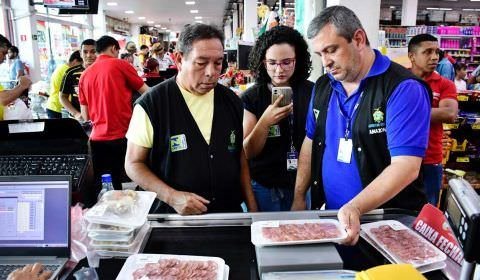 Ipem-AM flagra irregularidades na pesagem de produtos e notifica supermercado na zona leste de Manaus