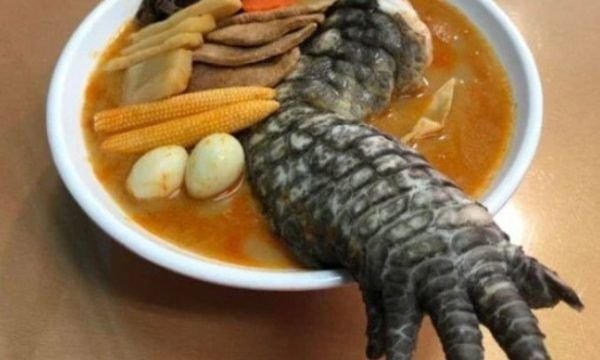 Restaurante lança lámen exótico com pata inteira de crocodilo e divide opiniões