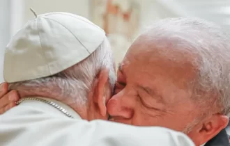 Lula troca abraços com papa Francisco durante visita ao Vaticano