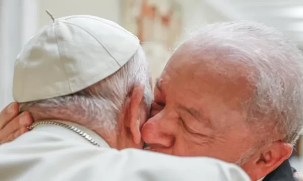 Lula troca abraços com papa Francisco durante visita ao Vaticano