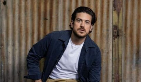 Marco Pigossi relata medo em assumir sexualidade por impacto na carreira; entenda