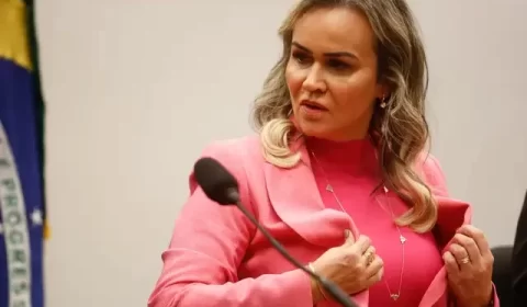 Ministra do Turismo resiste a pedir demissão