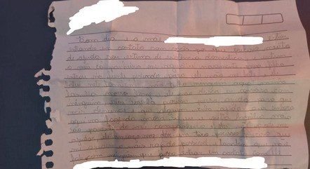 Mãe envia carta de socorro à escola do filho para denunciar que é mantida presa