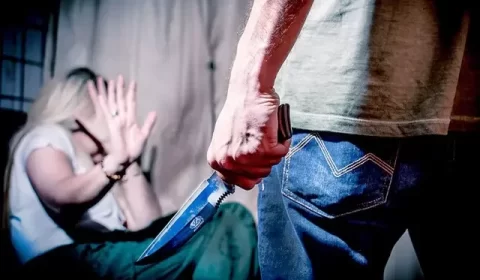 Mulher leva facada no pescoço após separar briga de vizinhos