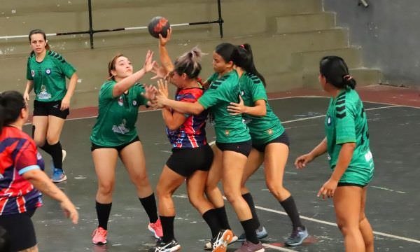 Mulheres de Iranduba brilham em competição de handebol apoiada pela deputada Alessandra Campelo