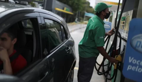 Redução no preço da gasolina para as distribuidoras começa a valer nesta sexta (16)
