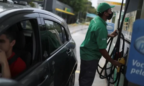 Redução no preço da gasolina para as distribuidoras começa a valer nesta sexta (16)