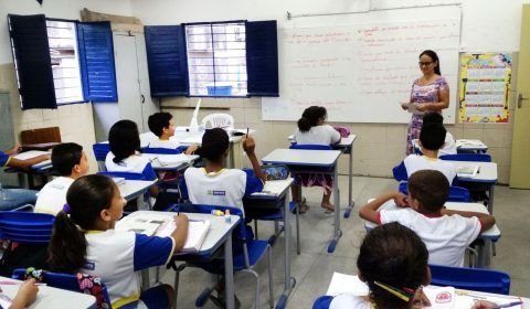Só metade das escolas públicas têm projetos antirracistas, aponta ONG