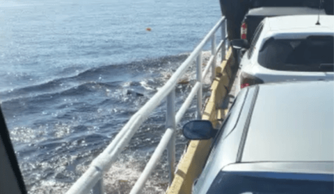 No Rio Negro, balsa passa por cima de Lancha