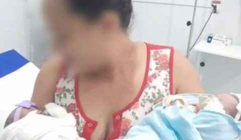 Mulher dá à luz a gêmeas e deixa uma bebê cair no vaso