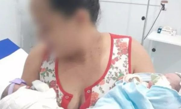 Mulher dá à luz a gêmeas e deixa uma bebê cair no vaso