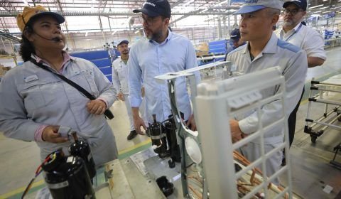 Em visita à fábrica do Polo Industrial de Manaus, Wilson Lima reafirma que reforma tributária precisa proteger a ZFM