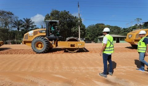Wilson Lima vistoria obras na AM-010 e destaca importância da via para o desenvolvimento econômico
