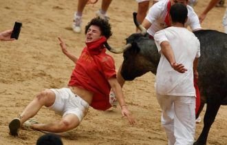 Tradição polêmica: corrida com touros agressivos deixa seis feridos após serem pisoteados em festival