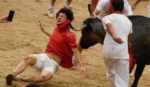 Tradição polêmica: corrida com touros agressivos deixa seis feridos após serem pisoteados em festival