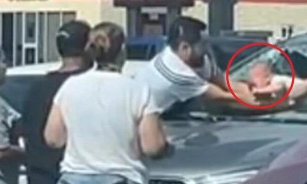 Vídeo: pai quebra vidro e resgata bebê trancado em carro sob 40ºC nos EUA