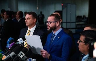 Parlamentares da oposição protocolam pedido de impeachment de Barroso