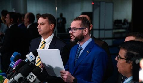 Parlamentares da oposição protocolam pedido de impeachment de Barroso