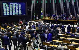 Discussão da reforma tributária em primeiro turno levou 11 horas e teve mais de 80 discursos