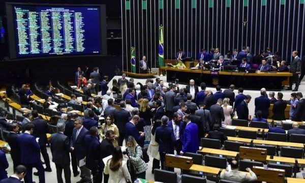 Discussão da reforma tributária em primeiro turno levou 11 horas e teve mais de 80 discursos