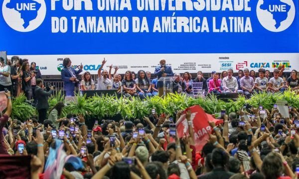 Lula participa de congresso da UNE e promete mais universidades