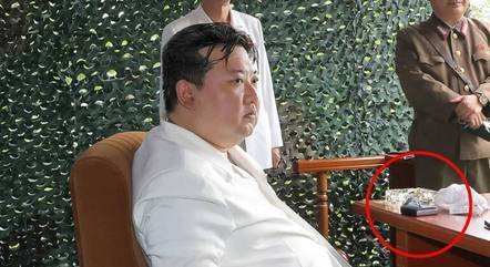 Líder norte-coreano é fotografado com smartphone dobrável durante lançamento de míssil