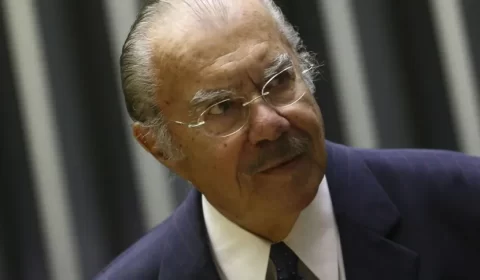 José Sarney sofre queda em casa e é hospitalizado aos 93 anos