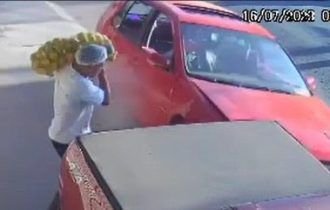 Vídeo: homem escapa por centímetros de ser atingido por carro em alta velocidade